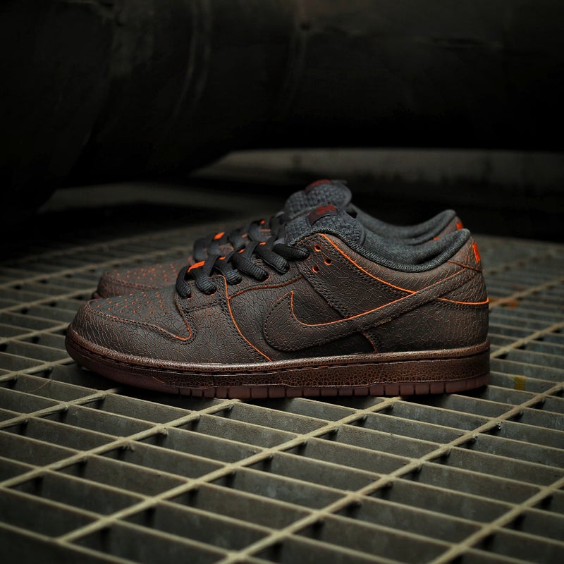 Nike SB Dunk Low 'Krampus', dark smoke grey / campfire orange / black