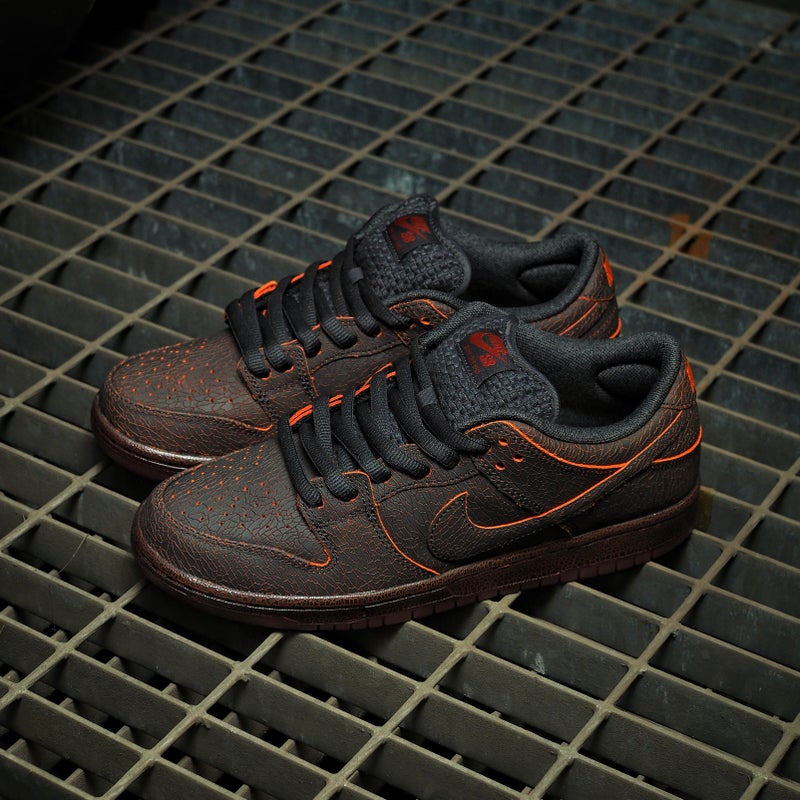 Nike SB Dunk Low 'Krampus', dark smoke grey / campfire orange / black