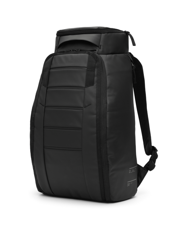 DB Hugger Backpack 30L, black out.